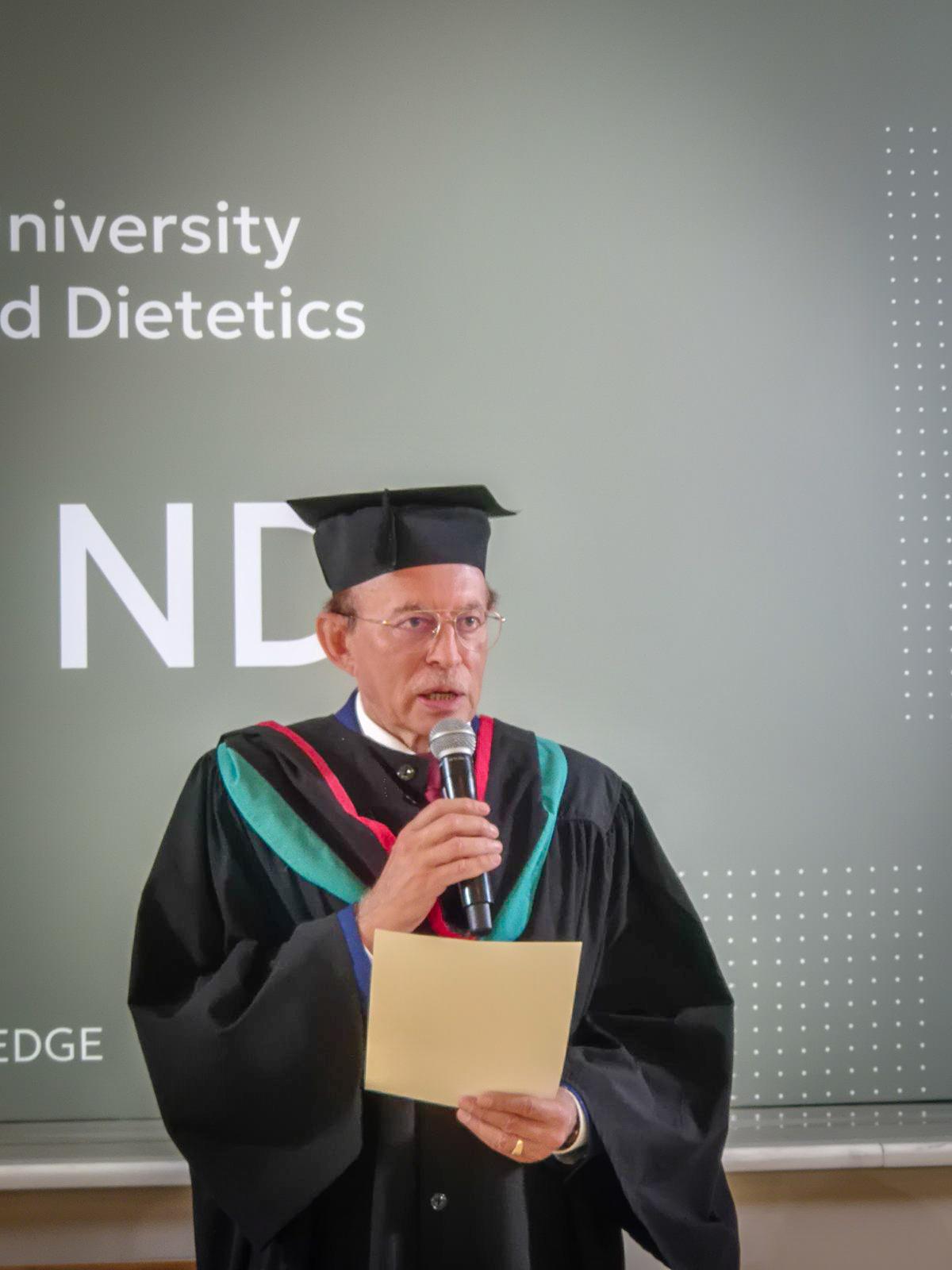 Професор Сергій Няньковський - президент IUND під час церемонії вручення дипломів Професор Сергій Няньковський - президент IUND під час церемонії вручення дипломів